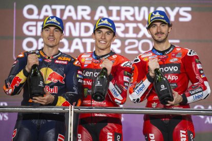 El piloto español de MotoGP Marc Marquez (c), del Ducati Lenovo Tea , el segundo clasificado y también español Maverick Viñales (I), del Red Bull KTM Tech,3 y el también piloto de Ducati Lenovo Team el italiano Francesco Bagnaia, en el podio del Circuito Internacional de Lusail, Catar. EFE/EPA/NOUSHAD THEKKAYIL