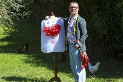 Álex Regueiro, con uno de sus diseños y una de sus gallinas.
