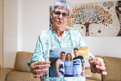 María del Mar es una mujer de 61 años que ha logrado localizar a su hijo, ahora con 43 años, que presuntamente fue robado después de darlo a luz en un hospital de Irún (Guipúzcoa), un caso que fue archivado provisionalmente por la justicia y que pudo ser reabierto gracias a la Asociación Sevilla Bebés Robados. EFE/ Miguel Ángel Molina