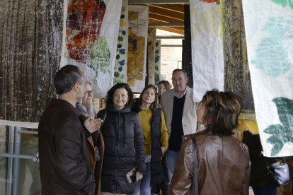 Paula Conde, alcaldesa de Sahagún, en la inauguración de ‘Lúpulo en el jardín conventual’.  Panorámica de la exposición.