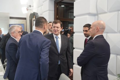 Alfonso Fernández Mañueco departe con los asistentes a la reunión.