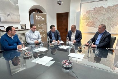 Responsables de la Diputación y productores de miel.