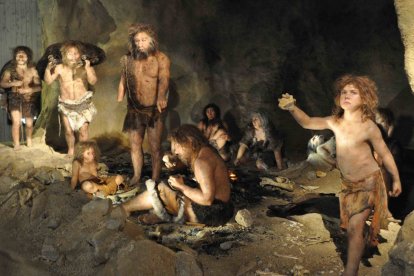 Recreación de un grupo de hombres neandertales.