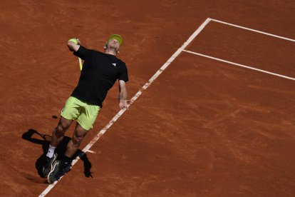 El tenista español Alejandro Davidovich durante su partido de octavos de final del Barcelona Open Banc Sabadell-Trofeo Conde de Godó contra el ruso Andrey Rublev. EFE/Enric Fontcuberta