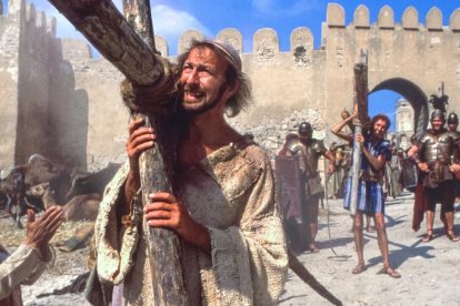 Fotograma de 'La vida de Brian', de los Monty Python; y Willem Dafoe en el papel de Jesús.