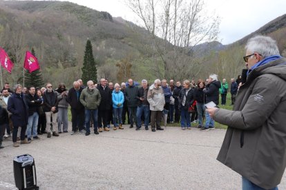 Concentración de vecinos y políticos junto a la presa de Riaño.