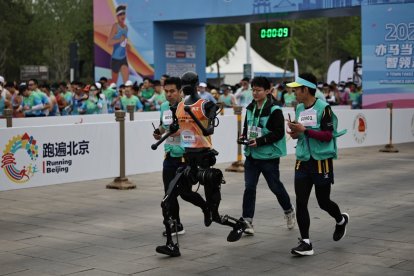 El robot chino comienza la carrera de la media maratón.