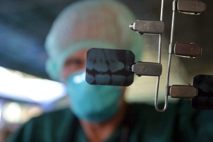 Radiografía de unos dientes.