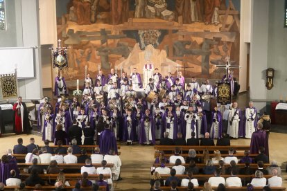 La Agrupación Musical de la Real Hermandad de Jesús Divino Obrero interpretó tres marchas en el templo.