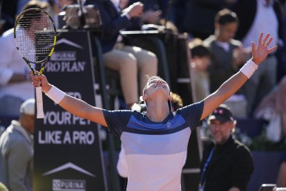 El tenista danés Holger Rune celebra su victoria ante el español Carlos Alcaraz durante la final del Barcelona Open Banc Sabadell-Trofeo Conde de Godó disputado en Barcelona. EFE/Enric Fontcuberta