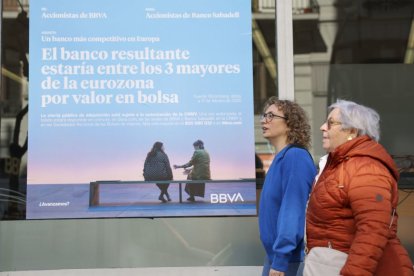 Un cartel en una entidad bancaria del BBVA en BIlbao sobre la fusión con Sabadell.