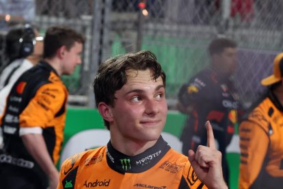 JEDDAH (Saudi Arabia), 20/04/2025.- El australiano Oscar Piastri (McLaren), nuevo líder del Mundial de Fórmula Uno al ganar este domingo el Gran Premio de Arabia Saudí, el quinto del año, en el circuito urbano de Yeda EFE/EPA/ALI HAIDER