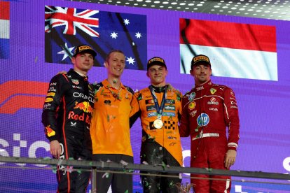 JEDDAH (Saudi Arabia), 20/04/2025.- El australiano Oscar Piastri (McLaren), nuevo líder del Mundial de Fórmula Uno al ganar este domingo el Gran Premio de Arabia Saudí, el quinto del año, en el podio del circuito urbano de Yeda, junto al neerlandés Max Verstappen (Red Bull, i.) y el monegasco Charles Leclerc (Ferrari), que fue tercero EFE/EPA/ALI HAIDER