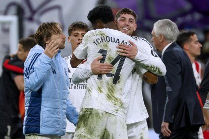 Los jugadores del Real Madrid celebranla victoria al finalizar el partido de la jornada 32 de LaLiga que Real Madrid y Athletic Club de Bilbao disputaron en el estadio Santiago Bernabéu, en Madrid. EFE/Mariscal