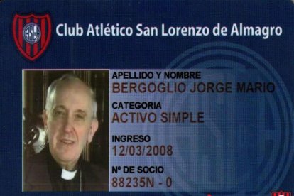 Fotografía del 13 de marzo de 2013, cuando el club de fútbol argentino San Lorenzo de Almagro mostró a través de su espacio en Twitter el carnet de socio de Jorge Mario Bergoglio, tras ser elegido papa y adoptar el nombre de Frrancisco. EFE/* *SOLO USO EDITORIAL*