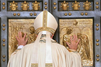El papa Francisco abre la Puerta Santa con motivo de la inauguración del Jubileo Extraordinario de la Misericordia, en el Vaticano, el 8 de diciembre de 2015. EFE/MAURIZIO BRAMBATTI