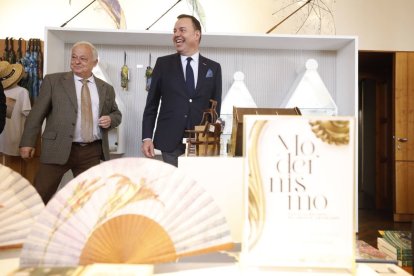 El consejero de Cultura, Gonzalo Santonja, y el director general de Fundos, José María Viejo, en la visita a Botines.
