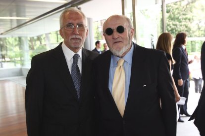 El escritor leonés Luis Mateo Díez y Álvaro Pombo.