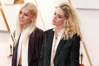 Fotografía de archivo, tomada en marzo de 2022, en las que aparecen la guionista Dylan Meyer (i) y la actriz Kristen Stewart (d), durante la alfombra roja de los 94 Premios Óscar, en el teatro Dolby de Los Ángeles (CA, EE.UU.). EFE/David Swanson