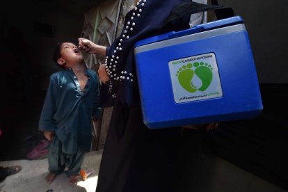 Un niño recibe la vacuna contra la polio.