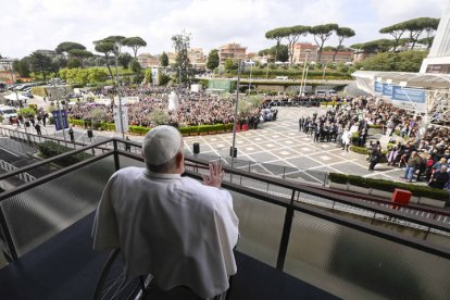El papa Francisco, tras abandonar el Hospital donde estuvo más de un mes ingresado