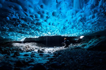 Entrar a las cuevas de hielo del Glaciar Vatnajökull, en Islandia, produce la sensación de estar en otro mundo.