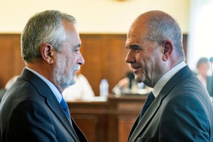 Imagen de archivo de los expresidentes de la Junta de Andalucía Manuel Chaves (d) y José Antonio Griñán (i). EFE/Raúl Caro