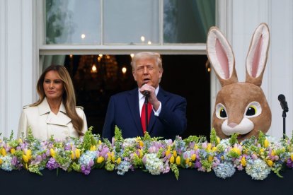 Trump y Melania Trump asisten al desfile de Huevos de Pascua en la Casa Blanca.