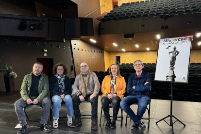Presentación del festival con el cartel de Pedro Mato como Chaplin.