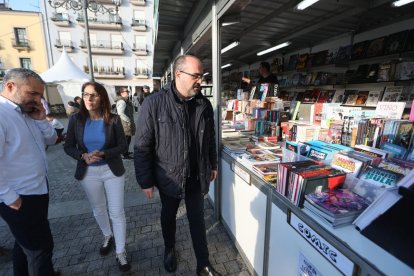 Morala, con la ilustradora Laia Redondo y el concejal David Pacios, en la inauguración.