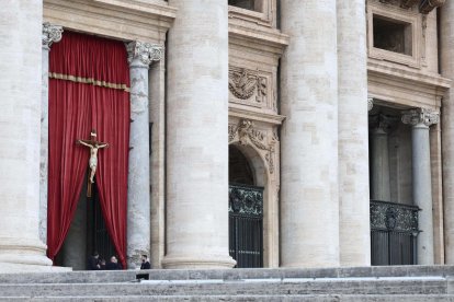 El personal se encuentra en la entrada de la basílica mientras espera que el ataúd del Papa Francisco sea trasladado a la Basílica de San Pedro para tres días de capilla ardiente, en la Ciudad del Vaticano, 23 de abril de 2025.
EFE/EPA/MASSIMO PERCOSSI