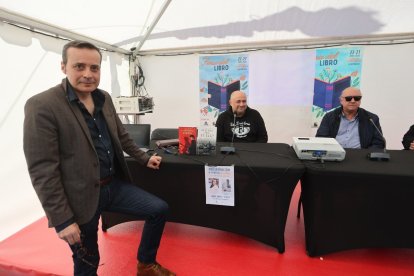 Carlos Fidalgo, Carlos Rodríguez y Lolo Gay, en la Feria del Libro.