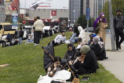 Ciudadanos turcos en zonas ajardinadas de Estambul tras el terremoto.