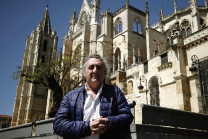 Eduardo Sánchez Alcalde delante de la fachada sur de la Catedral de León, en Puerta Obispo.