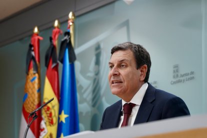El consejero de Economía y Hacienda y portavoz, Carlos Fernández Carriedo, comparece en rueda de prensa posterior al Consejo de Gobierno.