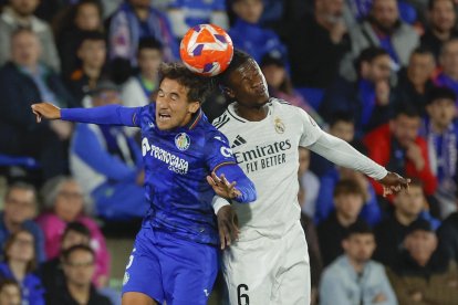 El centrocampista del Getafe Luis Milla (i) lucha con Eduardo Camavinga, del Real Madrid, durante el partido de la jornada 33 de LaLiga que Getafe y Real Madrid disputaron el miércoles en el Coliseum de Getafe. EFE/Juanjo Martín