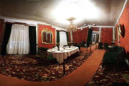 Exposición permanente de utensilios y de la historia y pertenencias de la familia en la sede de León de la Fundación Sierra Pambley.