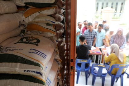 Fotografía de archivo, tomada el 13/05/2024, que muestra a indonesios en una entrega de comida en la localidad de Banda Aceh. EFE/EPA/HOTLI SIMANJUNTAK