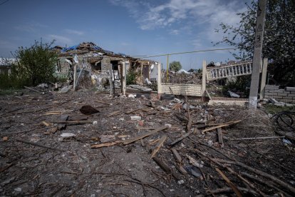 Edificios dañados en Borova, un asentamiento rural en el distrito de Izium, región de Járkov, noreste de Ucrania, el 24 de abril de 2025. EFE/EPA/MARÍA SENOVILLA