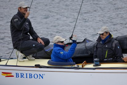 El rey Juan Carlos a bordo del Bribon junto a sus amigos Pedro Campos (d) y Lou (i), este viernes en Sanxenxo (Pontevedra). El vigente campeón de la Liga Española de 6 metros, y el Titia, primer líder de la edición de este año, retoman este fin de semana en aguas de la ría de Pontevedra su pulso en la segunda serie del calendario 2025. EFE/ Lavandeira jr