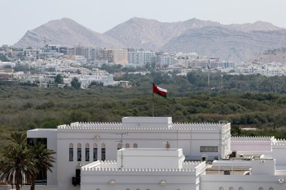 La bandera omaní ondea en el Ministerio de Relaciones Exteriores en Mascate, Omán, el 26 de abril de 2025, donde Irán y Estados Unidos están llevando a cabo la tercera ronda de negociaciones nucleares. EFE/EPA/ALI HAIDER