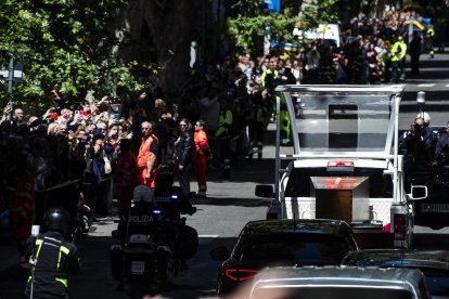 El vehículo con el féretro del papa Francisco por las calles de Roma. EFE/EPA/ANGELO CARCONI