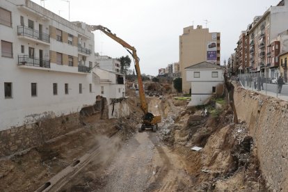 Vista general del inicio de las obras de derribo de las casas afectadas por la dana en Chiva.