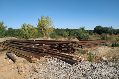 La ropa vieja que muda la vía entre León y La Robla podrá tener un destino muy poco habitual, pero productivo para la provincia de León.
La asociación ferroviaria Reino de León promueve ya la iniciativa para trasladar todo el material resultante de la reforma acometida, y la que está pendiente de afrontar para adecuar el pasillo de la alta velocidad en el tramo previo al emboquille de la Variante para cimentar la reconstrucción de la Ruta de la Plata, entre Astorga y La Bañeza.