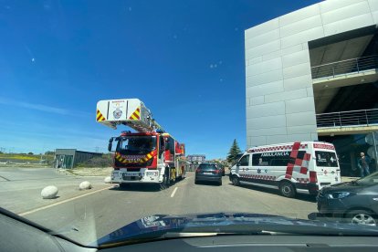 Bomberos en el Hospital de León.