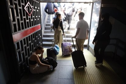 Usuarios del metro de Madrid abandonan la estación de Tribunal tras registrarse un apagón a nivel peninsular este lunes. EFE/Mariscal
