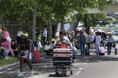 Los viajeros caminan hacia las salidas en el aeropuerto Humberto Delgado de Lisboa, ya que la zona está cerrada debido al apagón que afecta a España y Portugal, en Lisboa, Portugal, 28 de abril de 2025. El apagón afectó a grandes partes de España y se extendió a los países vecinos, Portugal y Francia, interrumpiendo los sistemas de transporte, las conexiones a internet y la vida cotidiana, según las autoridades. La causa exacta del apagón es desconocida. (Francia, España, Lisboa) EFE/EPA/TIAGO PETINGA