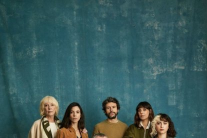 José Coronado, sentado, con el resto del elenco de la siere 'Legado'.