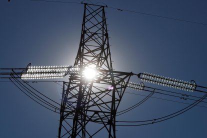 El 61,35 % de la demanda energética peninsular se había recuperado a las 00.00 horas en las comunidades autónomas afectadas por el apagón que se inició casi doce horas antes, ha informado Red Eléctrica. EFE/J.J. Guillén