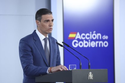 El presidente del Gobierno, Pedro Sánchez, ofrece una rueda de prensa este lunes, en Madrid, con motivo del apagón eléctrico que sufre el país. EFE/ Pool Moncloa / Fernando Calvo SOLO USO EDITORIAL SOLO DISPONIBLE PARA ILUSTRAR LA NOTICIA QUE ACOMPAÑA (CRÉDITO OBLIGATORIO)